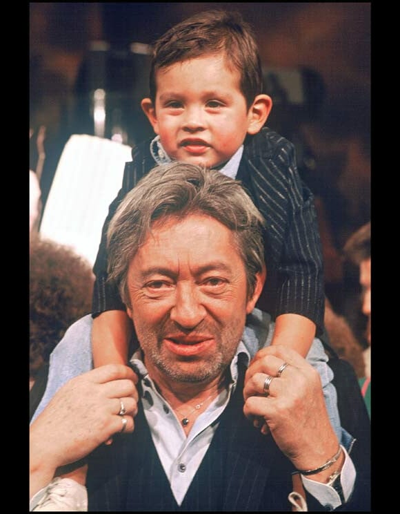 Lulu sur les épaules de son père Serge Gainsbourg