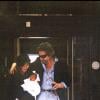 Serge Gainsbourg et Bambou à la sortie de la maternité avec Lulu