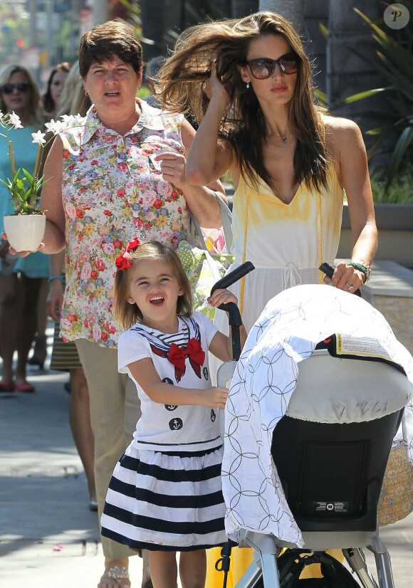 Alessandra Ambrosio et sa fille Anja à West Hollywood. Le 18 septembre 2012.