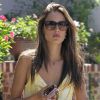 Alessandra Ambrosio en maxi-robe tie-dye et sandales, arbore un joli look d'été à West Hollywood. Le 18 septembre 2012.