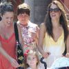 Alessandra Ambrosio, sereine sous le soleil de West Hollywood avec sa fille et une amie. Le 18 septembre 2012.