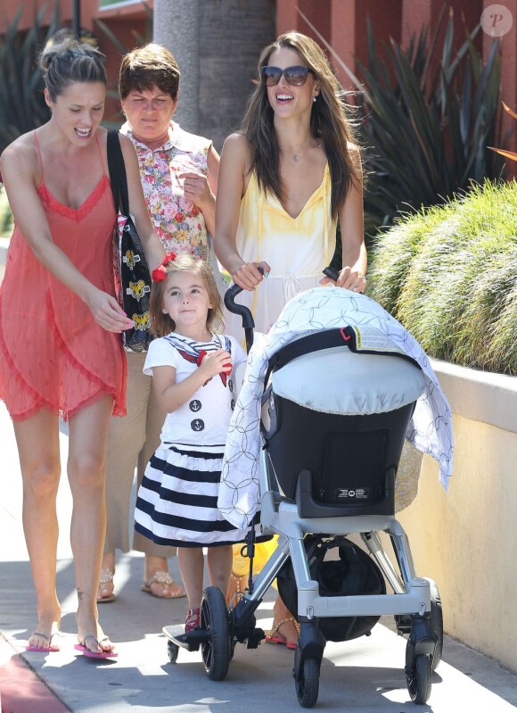 Alessandra Ambrosio, sereine sous le soleil de West Hollywood avec sa fille et une amie. Le 18 septembre 2012.
