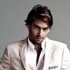 Camille Lacourt, séducteur et égérie Chanel, porte la nouvelle montre de la maison de haute couture dans une nouvelle campagne pub