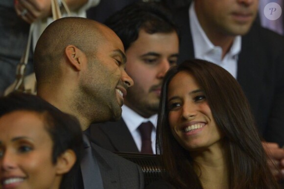 Tony Parker et sa compagne Axelle lors du match entre le PSG et le Dynamo Kiev au Parc des Princes à Paris le 18 septembre 2012