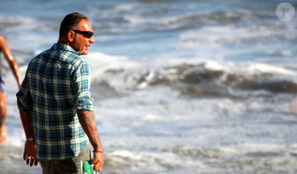 Christian Audigier se promène sur la plage, à Los Angeles, le mercredi 19 septembre 2012.