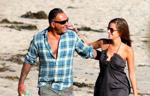 Christian Audigier et Nathalie Sorensen se promènent sur la plage, à Los Angeles, le mercredi 19 septembre 2012.
