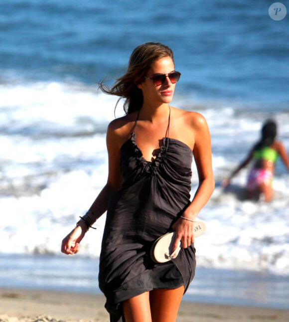 Nathalie Sorensen se promène sur la plage, à Los Angeles, le mercredi 19 septembre 2012.