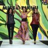 Elisabetta Canalis, entre les créatrices Andrea Teofilatto et Alessandra Piascentini pour le final, a assuré le show pour Miss Bikini lors de la Fashion Week de Milan, le 21 septembre 2012