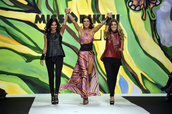 Elisabetta Canalis, entre les créatrices Andrea Teofilatto et Alessandra Piascentini pour le final, a assuré le show pour Miss Bikini lors de la Fashion Week de Milan, le 21 septembre 2012