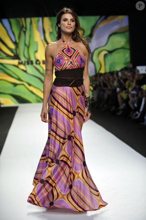 Elisabetta Canalis a assuré le show pour Miss Bikini lors de la Fashion Week de Milan, le 21 septembre 2012