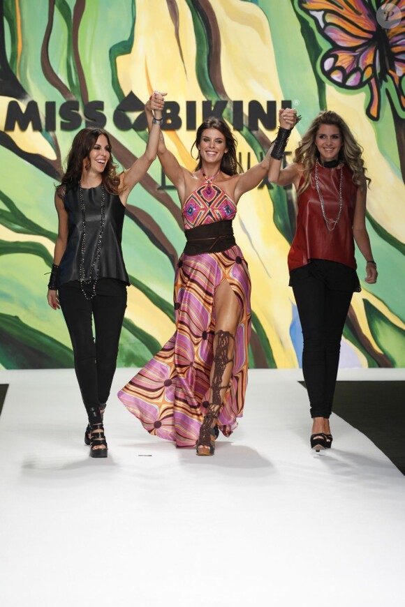 Elisabetta Canalis était irrésistible en Miss Bikini à la Fashion Week de Milan le 21 septembre 2012.