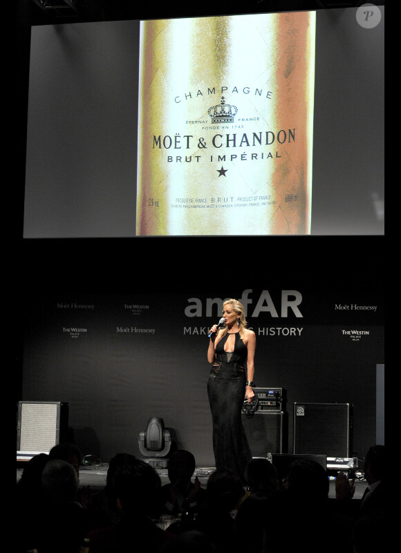 Sharon Stone présente la vente aux enchères de l'amfAR 2012 pendant la Fashion Week à Milan, Italie, lors de la collection printemps-été 2013 le 22 septembre 2012
