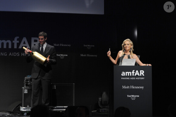 Sharon Stone présente la vente aux enchères de l'amfAR 2012 pendant la Fashion Week à Milan, Italie, lors de la collection printemps-été 2013 le 22 septembre 2012