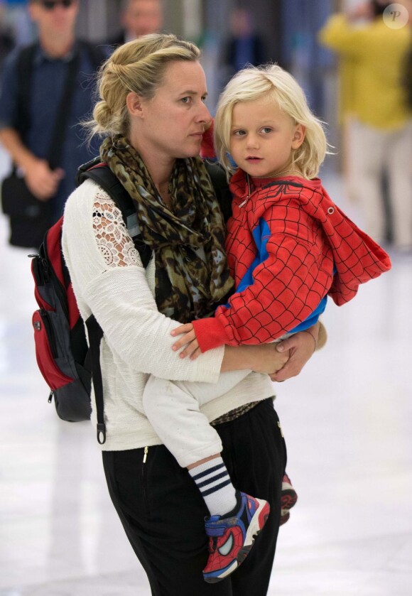 Zuma, 4 ans, habillé d'une veste et de baskets Spider-Man, accompagne sa mère Gwen Stefani lors de son voyage à Paris. Roissy, le 23 septembre 2012.