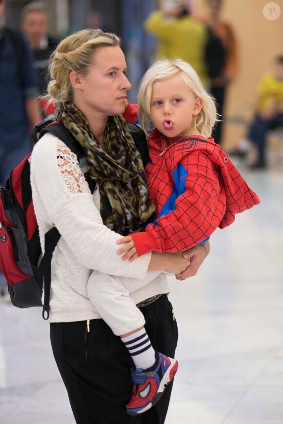 Zuma, 4 ans, habillé d'une veste et de baskets Spider-Man, accompagne sa mère Gwen Stefani lors de son voyage à Paris. Roissy, le 23 septembre 2012.