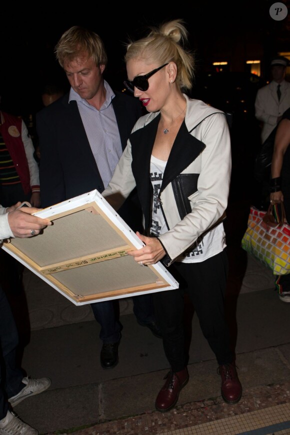 Gwen Stefani et son fils Zuma arrivent a l'aeroport a Paris le 23 Septembre 2012. Un fan lui a offert un tableau d'elle.