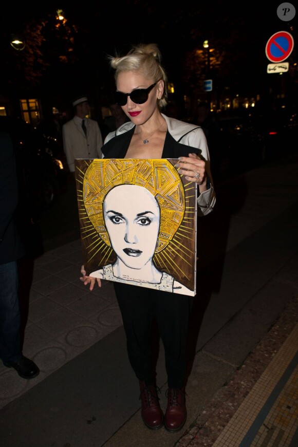Gwen Stefani pose fièrement avec un tableau à son effigie, offert pas un de ses fans. Paris, le 23 septembre 2012.