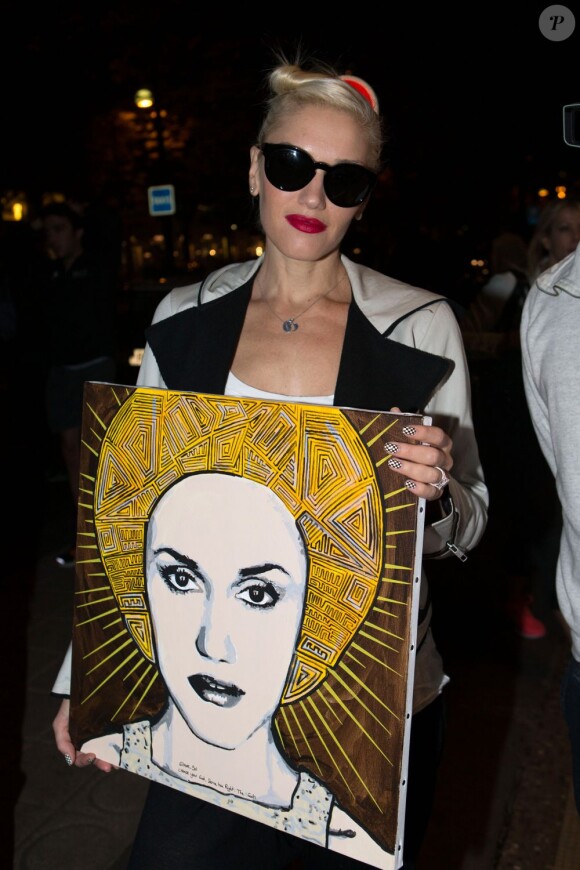 Gwen Stefani pose fièrement avec un tableau à son effigie, offert pas un de ses fans. Paris, le 23 septembre 2012.