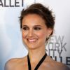 Natalie Portman, brune, sur le red carpet du New York City Ballet