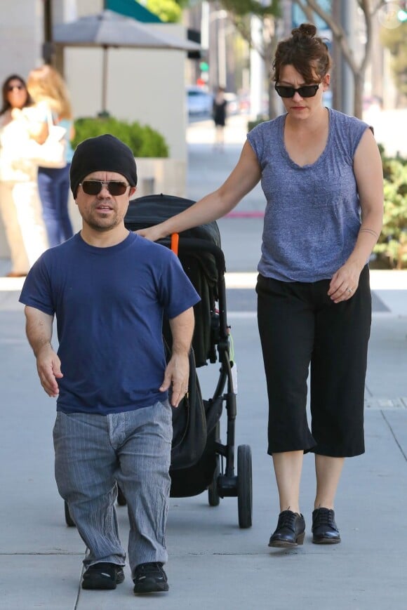 Peter Dinklage se promène avec sa femme Erica Schmidt et leur bébé le 24 septembre 2012 à Los Angeles