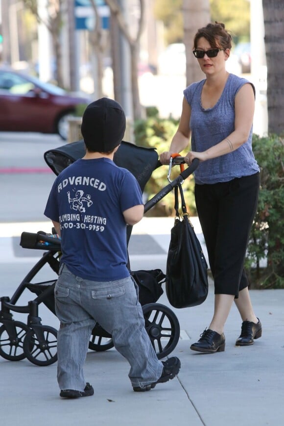 Peter Dinklage se promène avec sa jolie femme Erica Schmidt et leur bébé le 24 septembre 2012 à Los Angeles