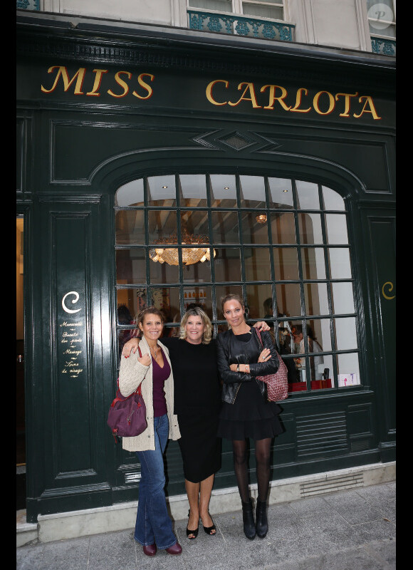 EXCLU : Laura Tenoudji et Charlotte Bouteloup entourent Anna Carlota lors de l'ouverture du nouvel institut de beauté Miss Carlota dans le quartier Saint-Germain des prés à Paris le 24 Septembre 2012.