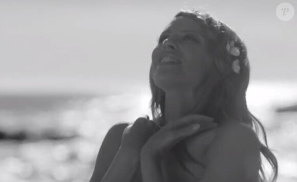 Image extraite du clip Flower de Kylie Minogue, septembre 2012.