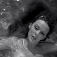 Image extraite du clip  Flower  de la chanteuse Kylie Minogue, septembre 2012.