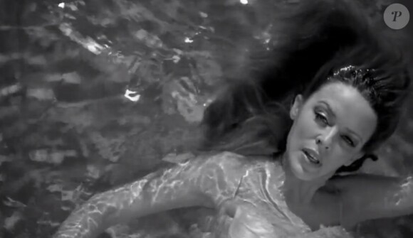 Image extraite du clip Flower de la chanteuse Kylie Minogue, septembre 2012.