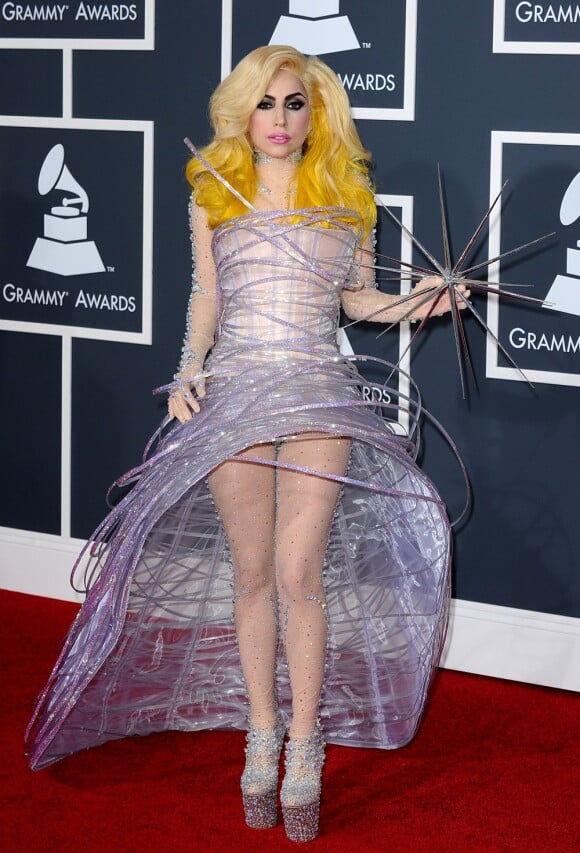 Lady Gaga en robe et chaussures Armani Privé lors des 52es Grammy Awards en janvier 2010.