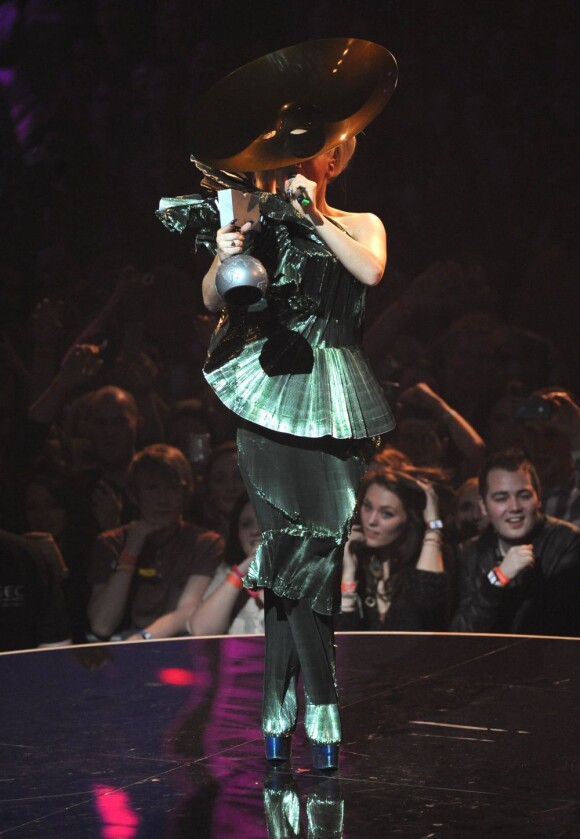 Lady Gaga en Paco Rabanne sur la scène de l'Odyssey Arena à Belfast lors des MTV European Music Awards 2011.