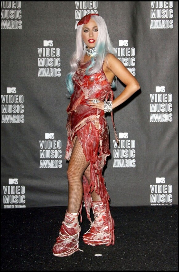Lady Gaga choque lors des MTV Video Music Awards en septembre 2010, habillée avec de la viande.