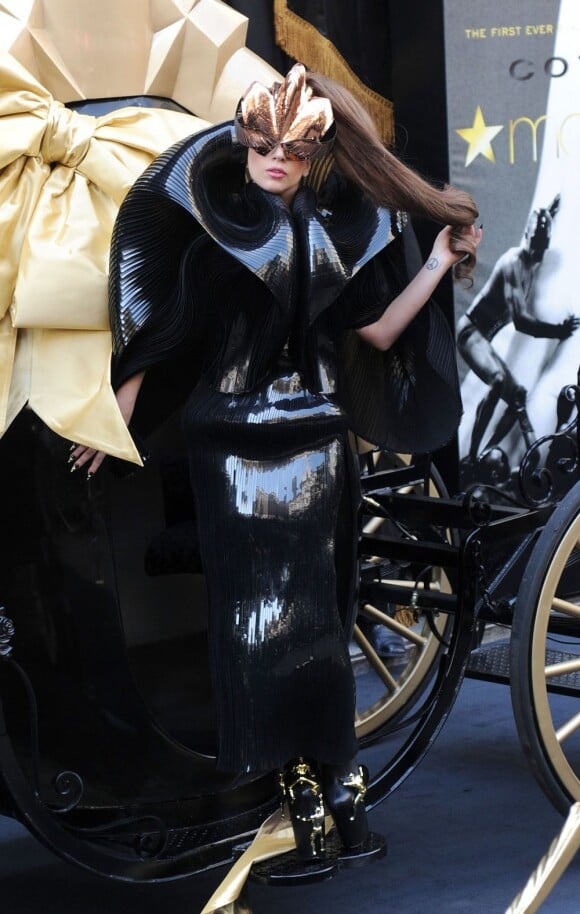 Lady Gaga, habillée d'un ensemble haute couture Iris Van Herpen, arrive au Macy's à New York pour lancer son parfum, Fame. Le 14 septembre 2012.