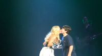 Carrie Underwood : La sublime chanteuse embrasse un fan de 12 ans sur la bouche