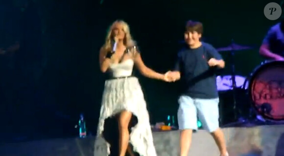 Carrie Underwood tient par la main son fan à Louisville le 22 septembre 2012
