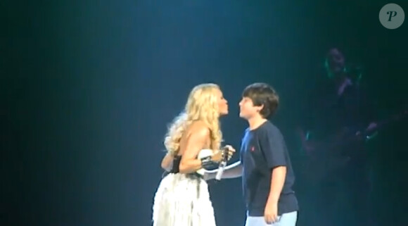 Concert de Carrie Underwood qui embrasse son fan à Louisville le 22 septembre 2012