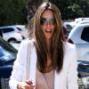 Alessandra Ambrosio porte des lunettes Persol, un blazer blanc, un top nude, un mini-short Hudson, un sac Mulberry et des sandales Valentino à Los Angeles. Le 24 septembre 2012.