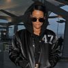 Rihanna à l'aéroport d'Heathrow porte des lunettes House of Holland, une veste Trapstar sous un sweat à capuche, un jogging Isaora et des sandales Manolo Blahnik. Londres, le 27 septembre 2012.