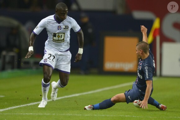 Marco Verratti tacle Moussa Sissoko lors du match duParis Saint-Germain face à Toulouse au Parc des Princes à Paris le 14 septembre 2012