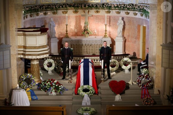 Le cercueil de la princesse Ragnhild, enveloppé dans le drapeau national norvégien. Obsèques de la princesse Ragnhild, Mme Lorenzen, soeur aînée du roi Harald V de Norvège, en la chapelle royale à Oslo, le 28 septembre 2012.