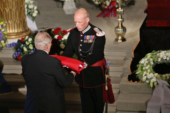 Erling Lorentzen, le veuf, reçoit le drapeau norvégien qui enveloppait le cercueil de son épouse. Obsèques de la princesse Ragnhild, Mme Lorenzen, soeur aînée du roi Harald V de Norvège, en la chapelle royale à Oslo, le 28 septembre 2012.