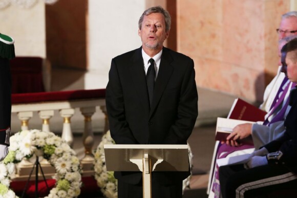 Haakon Lorentzen, fils aîné de la défunte, prononce l'éloge funèbre... Obsèques de la princesse Ragnhild, Mme Lorenzen, soeur aînée du roi Harald V de Norvège, en la chapelle royale à Oslo, le 28 septembre 2012.