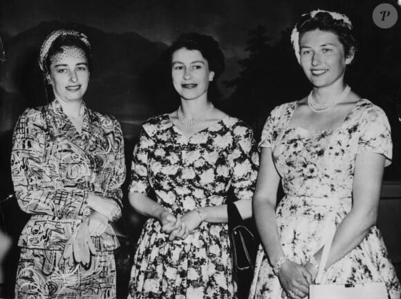 La princesse Ragnhild (à droite) avec la princesse Astrid et la reine Elizabeth II