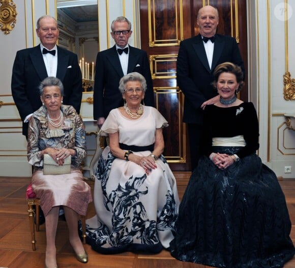 La princesse Ragnhild (à gauche) et son mari Erling Lorentzen (derrière elle) lors des 80 ans de la princesse Astrid (au centre).
