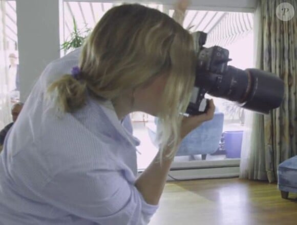 Drew Barrymore s'empare de l'appareil photo et immortalise Charlotte Gainsbourg pour la campagne de Tommy Hilfiger au profit de la fondation BHI (Breast Health International).