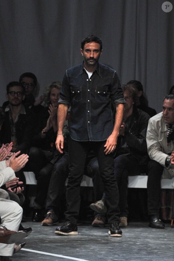 Riccardo Tisci à l'issue de son défilé Givenchy prêt-à-porter printemps-été 2013 au lycée Carnot. Paris, le 30 septembre 2012.