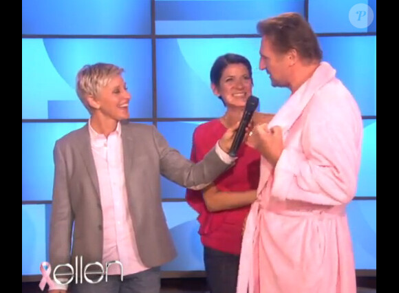 Liam Neeson en peignoir dans l'émission de Ellen DeGeneres le 01/10/2012.