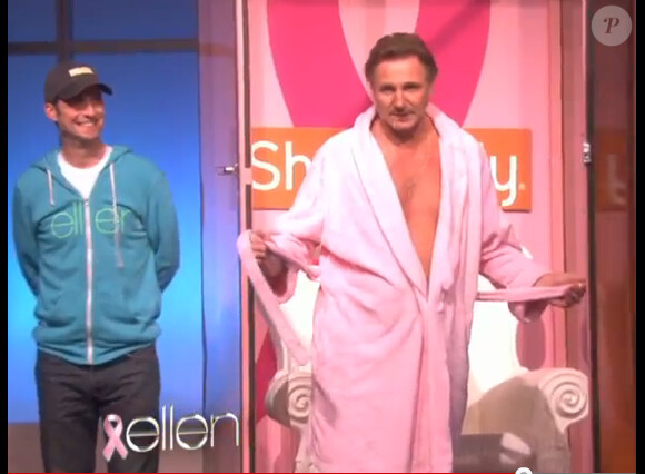 Liam Neeson enlève son peignoir dans l'émission de Ellen DeGeneres le 01/10/2012.
