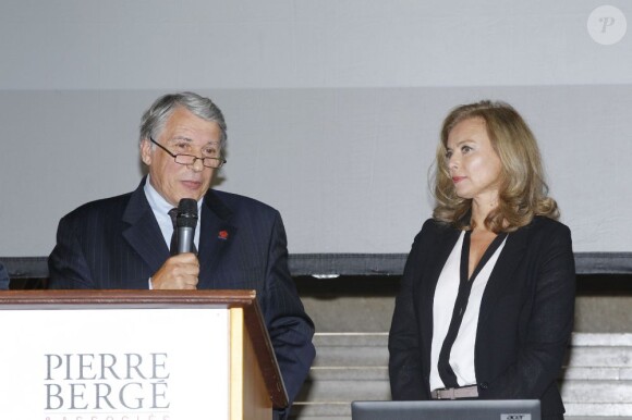 Valérie Trierweiler et Gilbert Mitterrand à la vente aux enchères organisée au Palais d'Iéna au profit de France Libertés - Fondation Danielle Mitterrand, à Paris, le 20 septembre 2012.