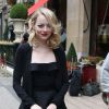 La ravissante Emma Stone sort de son hôtel parisien pour se rendre au défilé Miu Miu le 3 octobre à Paris